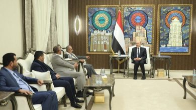 رئيس مجلس القيادة يبارك الانفراجة الجديدة في الملف الانساني