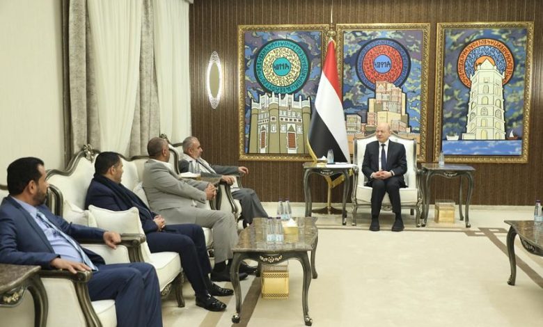 رئيس مجلس القيادة يبارك الانفراجة الجديدة في الملف الانساني