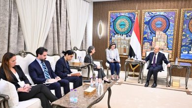 رئيس مجلس القيادة يستقبل سفيرتي الجمهورية الفرنسية والمملكة المتحدة والقائم باعمال سفارة الولايات المتحدة