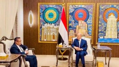 رئيس مجلس القيادة يشيد بموقف مجلس الشورى والمكونات السياسية الملتزم بمرجعيات المرحلة الانتقالية