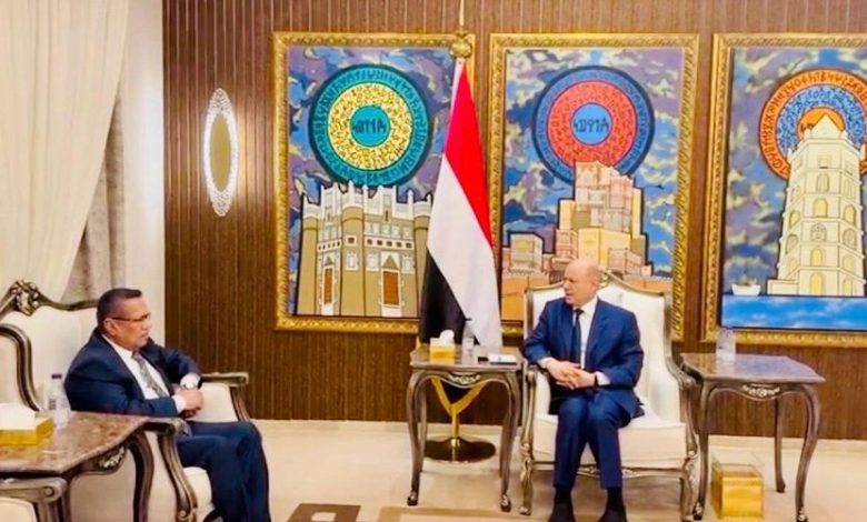 رئيس مجلس القيادة يشيد بموقف مجلس الشورى والمكونات السياسية الملتزم بمرجعيات المرحلة الانتقالية