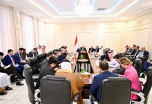 رئيس مجلس القيادة يضع سفراء الدول الراعية للعملية السياسية أمام مسؤولياتهم تجاه التطورات في المحافظات الشرقية