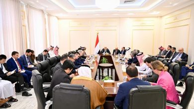 رئيس مجلس القيادة يضع سفراء الدول الراعية للعملية السياسية أمام مسؤولياتهم تجاه التطورات في المحافظات الشرقية