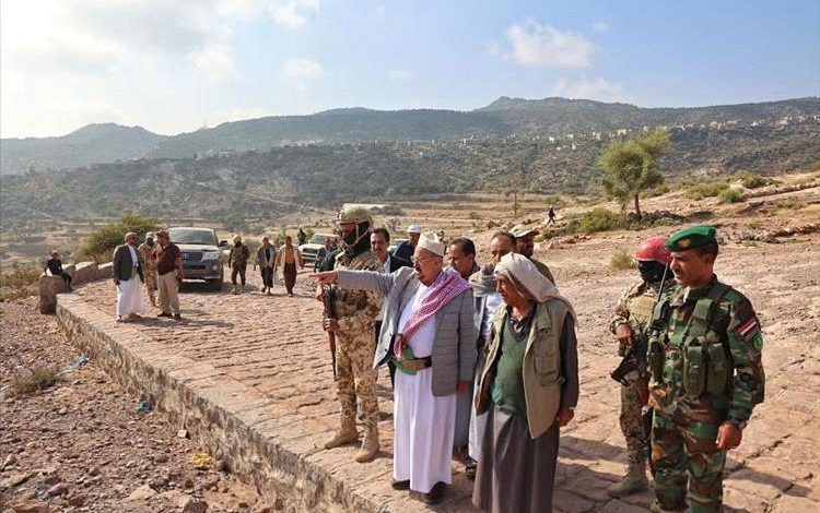 رئيس مجلس النواب يتفقد الطريق الرابط بين خط الحجرية الرئيسي وقرى السواء بمديرية المعافر