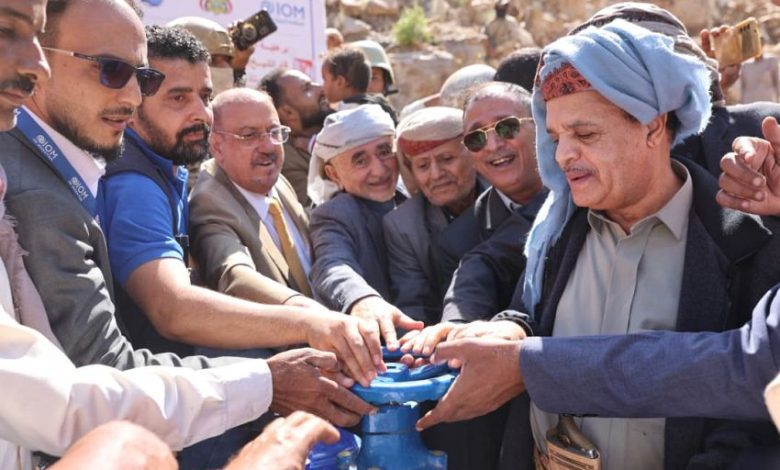 رئيس مجلس النواب يفتتح مشروع مياه بالمعافر ويزور مديرية المسراخ