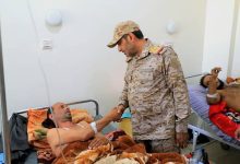 رئيس هيئة الأركان يتفقد جرحى المنطقة العسكرية الأولى في مستشفيات مأرب