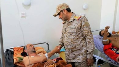 رئيس هيئة الأركان يتفقد جرحى المنطقة العسكرية الأولى في مستشفيات مأرب
