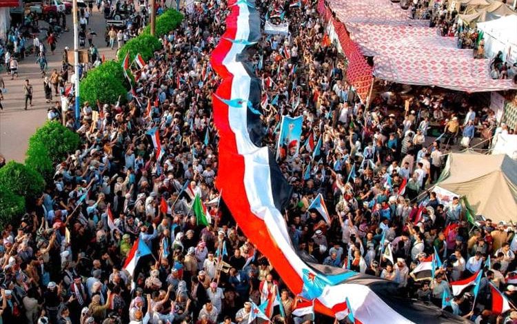 ساحة العروض بالعاصمة عدن تشهد أكبر حشدٍ جماهيريٍّ للمطالبة بإعلان دولة الجنوب