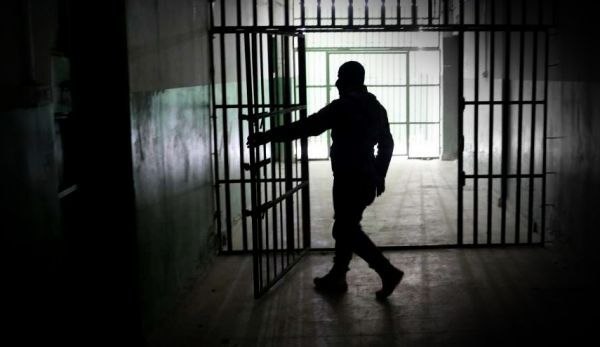 سجون مليشيا الحوثي.. منظومة تعذيب ممنهجة تحصد مئات الأرواح