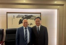 سفير اليمن لدى بكين يبحث مع مسؤول صيني تطورات الأوضاع في اليمن