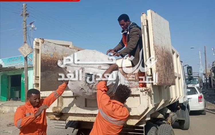 صندوق النظافة والتحسين بأحور ينفذ حملة لإزالة القمامة في الشارع العام وسوق النساء