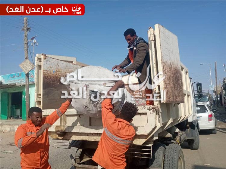 صندوق النظافة والتحسين بأحور ينفذ حملة لإزالة القمامة في الشارع العام وسوق النساء
