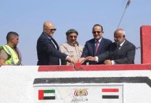 طارق صالح يضح حجر اساس مشروع إعادة تأهيل وصيانة طريق المخا- الخوخة ويؤكد ان المعركة باتجاه صنعاء والبندقية لن تعود إلى الخلف