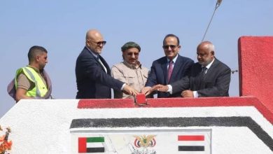 طارق صالح يضح حجر اساس مشروع إعادة تأهيل وصيانة طريق المخا- الخوخة ويؤكد ان المعركة باتجاه صنعاء والبندقية لن تعود إلى الخلف