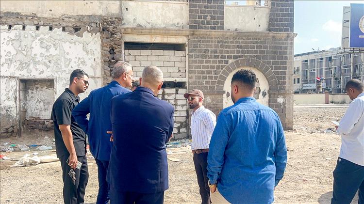 عدن.. جهود مدير عام صيرة تتكلل بإخراج مقتحمين لمبنى إدارة التربية والتعليم بالمديرية