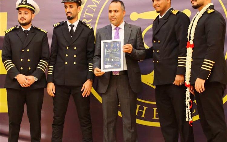 عدن: وكيل وزارة الإدارة المحلية الدكتور الفجير يشارك في حفل تخرج الدفعة التاسعة "هندسة بحرية"