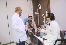 عدن..مستشفى العين التخصصي يختصر عناء السفر للعلاج بالخارج ويستضيف خبيراً دولياً في جراحات العيون