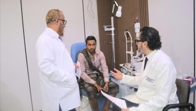 عدن..مستشفى العين التخصصي يختصر عناء السفر للعلاج بالخارج ويستضيف خبيراً دولياً في جراحات العيون