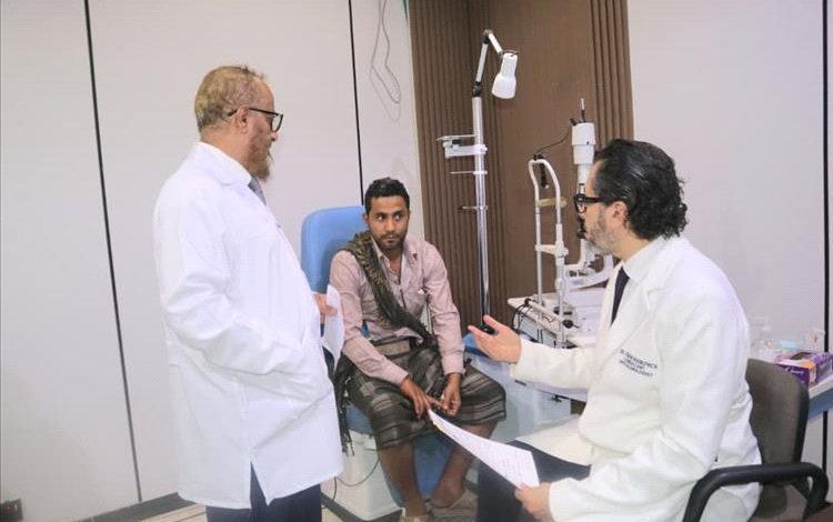 عدن..مستشفى العين التخصصي يختصر عناء السفر للعلاج بالخارج ويستضيف خبيراً دولياً في جراحات العيون