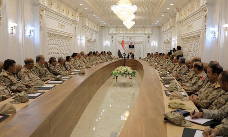 عضو مجلس القيادة العرادة يترأس اجتماعاً موسعاً للقيادات العسكرية في مأرب