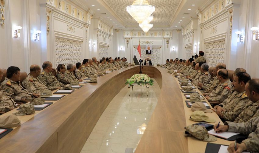 عضو مجلس القيادة العرادة يترأس اجتماعاً موسعاً للقيادات العسكرية في مأرب