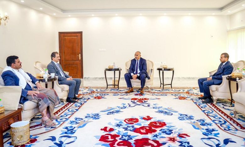 عضو مجلس القيادة اللواء الزُبيدي يطّلع على المخطط الإنشائي لمشروع مركز المؤتمرات والمعارض بشبوة