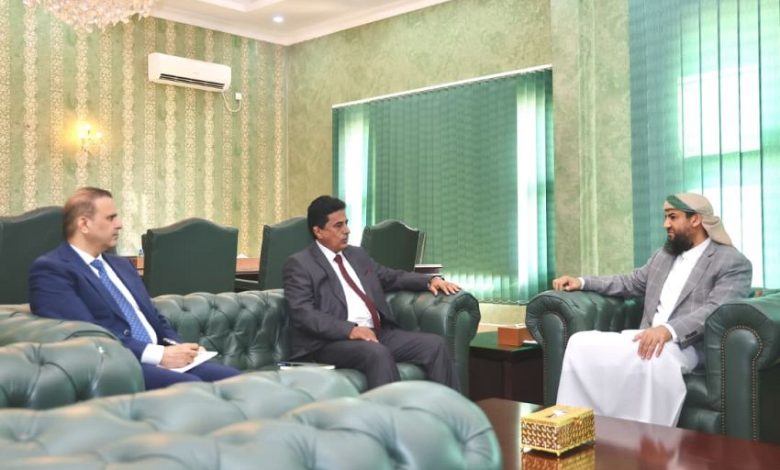 عضو مجلس القيادة المحرّمي يلتقي الأمين العام لمجلس الوزراء