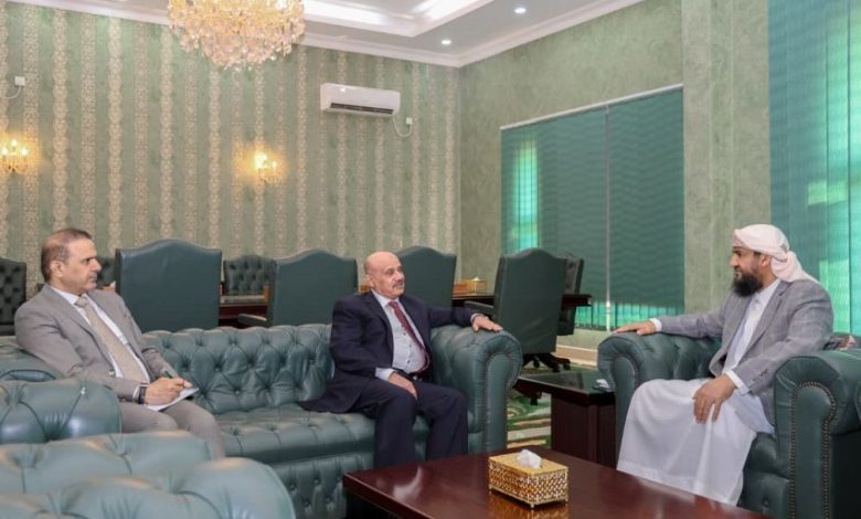 عضو مجلس القيادة المحرّمي يلتقي محافظ البنك المركزي ويؤكد دعم جهود الاستقرار النقدي