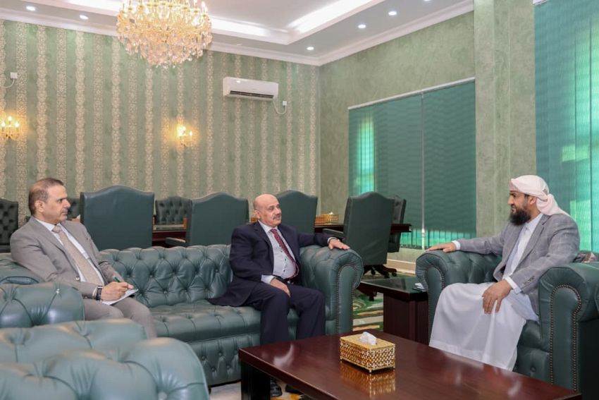 عضو مجلس القيادة المحرّمي يلتقي محافظ البنك المركزي ويؤكد دعم جهود الاستقرار النقدي