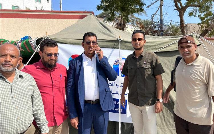 فريق من وزارة الصحة يطّلع على أوضاع معتصمي ساحة العروض ويؤكد وقوفه مع مطالب الشعب الجنوبي