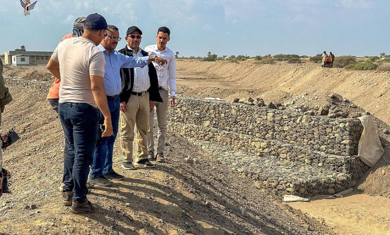 فريق وزارة الزراعة والري يتفقد أعمال مشروع حماية أراضي المزارعين في وادي تمنان بلحج