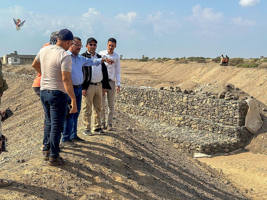 فريق وزارة الزراعة والري يتفقد أعمال مشروع حماية أراضي المزارعين في وادي تمنان بلحج