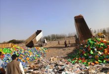 في أكبر عملية من نوعها.. صحة البيئة في المنصورة تُتلف 70 طنًا من العصائر منتهية الصلاحية