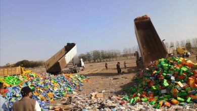 في أكبر عملية من نوعها.. صحة البيئة في المنصورة تُتلف 70 طنًا من العصائر منتهية الصلاحية