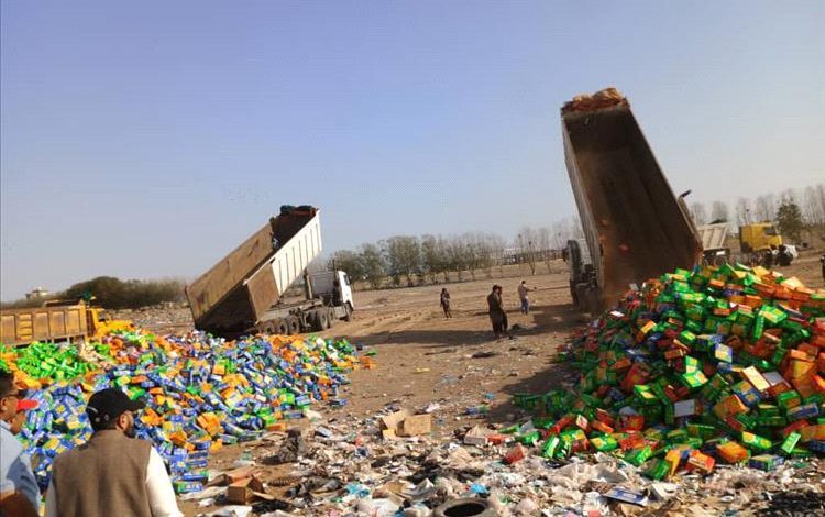 في أكبر عملية من نوعها.. صحة البيئة في المنصورة تُتلف 70 طنًا من العصائر منتهية الصلاحية