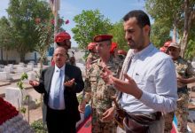 فيديو| دشن فعاليات يوم الشهيد الجمهوري.. رئيس البرلمان يضع إكليل الزهور على فردوس الشهداء بالمخا