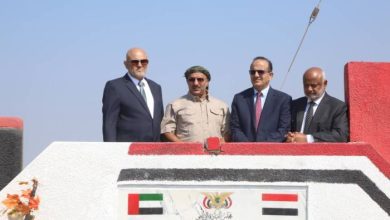 فيديو | وضع حجر الأساس في مشروع جديد.. طارق صالح: معركتنا باتجاه صنعاء وبندقيتنا لن تعود إلى الخلف