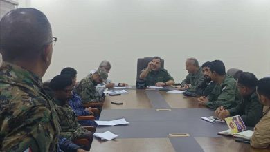 لجنة الإشراف العام على البرنامج الأمني المكثف تعقد اجتماعًا لتقييم الأداء وتعزيز الرقابة في أقسام الشرطة بعدن.