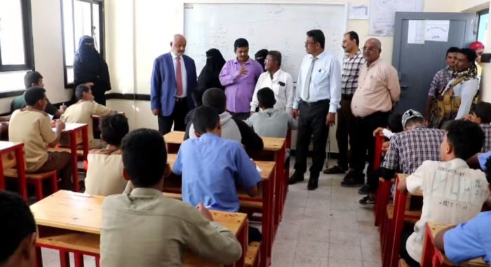 محافظ الحديدة يدشن اختبارات الفصل الدراسي الأول في الخوخة