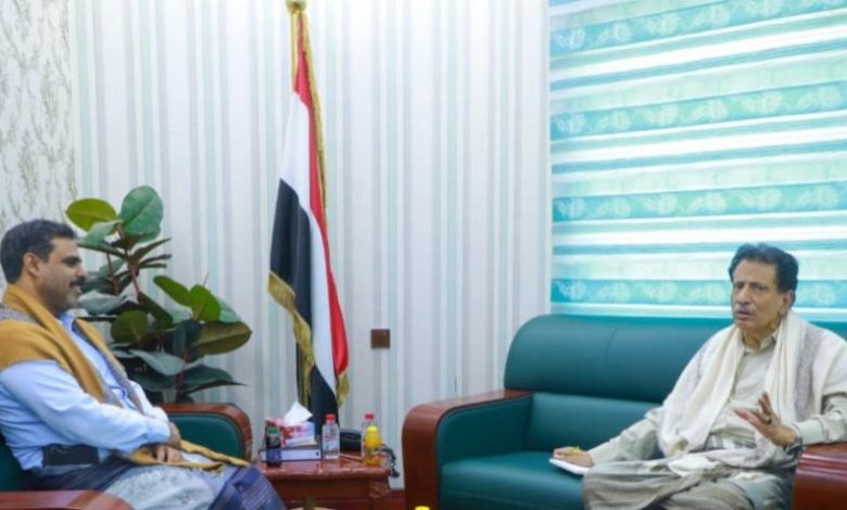 محافظ المهرة يطّلع على الوضع التمويني بالمحافظة