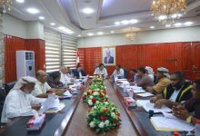 محافظ المهرة يناقش الموازنة التشغيلية لصندوق النظافة والتحسين لعام 2026م