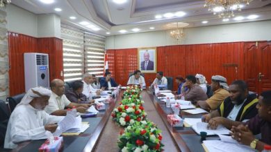 محافظ المهرة يناقش الموازنة التشغيلية لصندوق النظافة والتحسين لعام 2026م