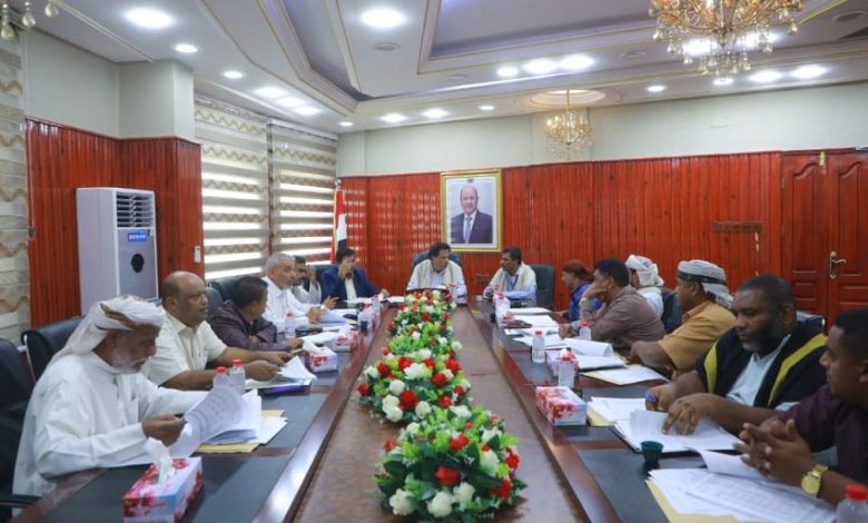 محافظ المهرة يناقش الموازنة التشغيلية لصندوق النظافة والتحسين لعام 2026م