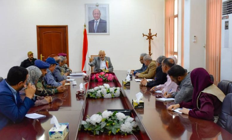 محافظ تعز يناقش مع لجنة المصالحة والسلم المجتمعي الأوضاع الراهنة بالمحافظة