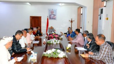 محافظ تعز يناقش مع ممثلي الإتحاد العام لنقابات العمال القضايا الحقوقية والمهنية