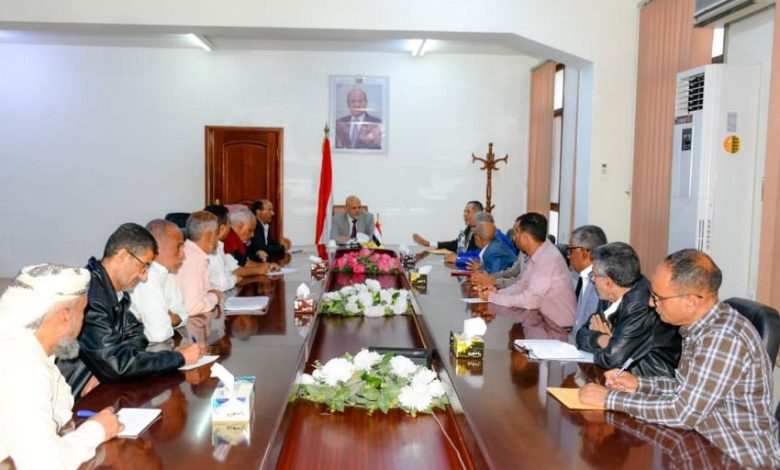 محافظ تعز يناقش مع ممثلي الإتحاد العام لنقابات العمال القضايا الحقوقية والمهنية