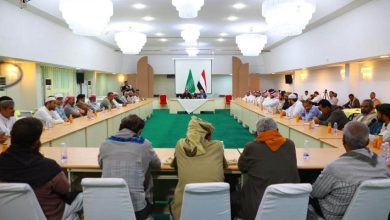 محافظ حضرموت والوفد السعودي يعقدان اجتماعاً موسعاً بالوجهاء والأعيان والقيادات السياسية والاجتماعية