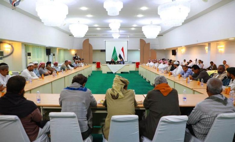 محافظ حضرموت والوفد السعودي يعقدان اجتماعاً موسعاً بالوجهاء والأعيان والقيادات السياسية والاجتماعية