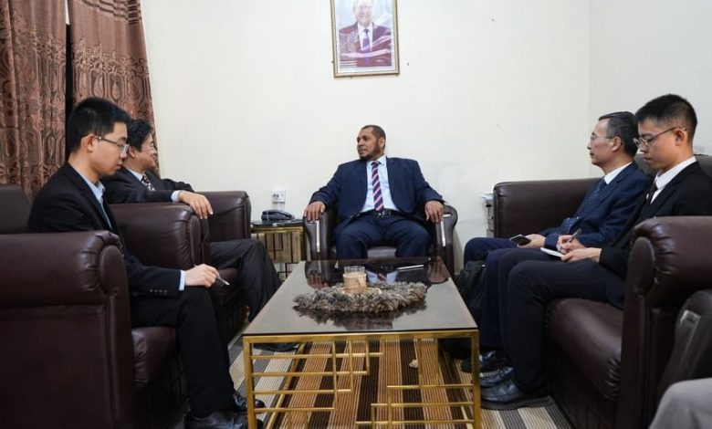 محافظ سقطرى يبحث مع القائم بأعمال السفارة الصينية تعزيز التعاون التنموي وحماية التنوع الحيوي