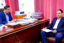 محافظ شبوة يناقش تسريع تنفيذ جسر جلعة وتأهيل الطرق الحيوية بالمحافظة